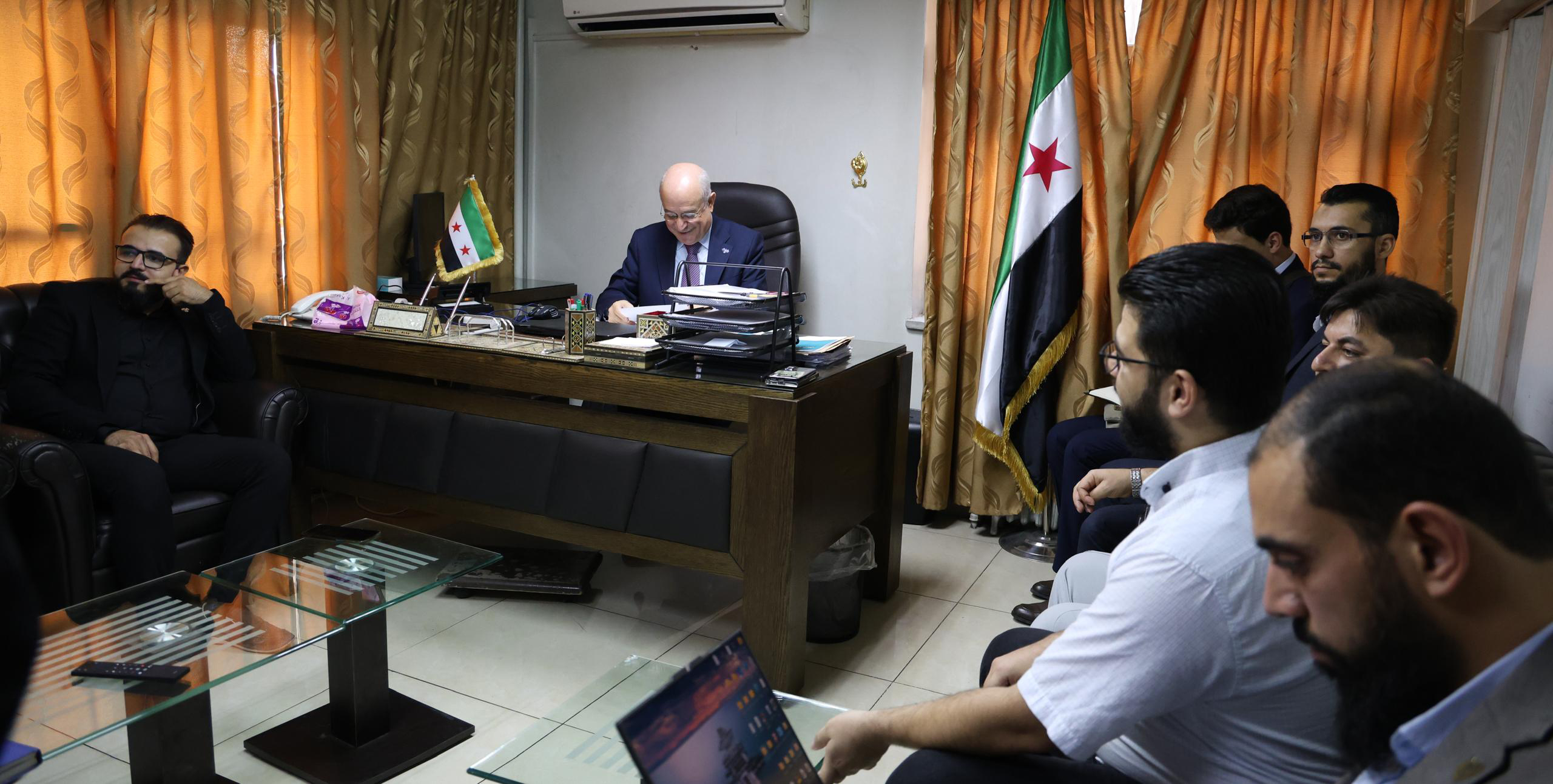 بدر يتفقد واقع العمل التقني والإداري في الوزارة ويشيد بأنظمة الأتمتة والربط المركزي
